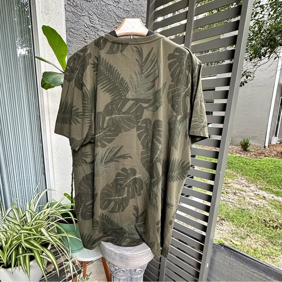 Old Navy - Army Green Palm Graphic Tee V neck - Size XL - Picture 2 of 4